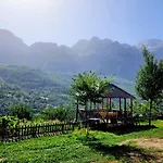Mountain Vista Guesthouse Shkafi